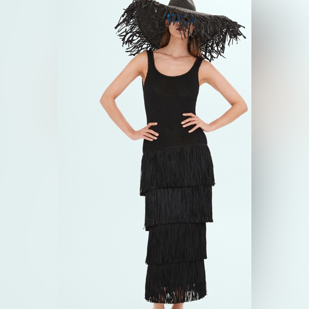 Knitted dress with fringe design
SIMON MILLER MANGO Size Small